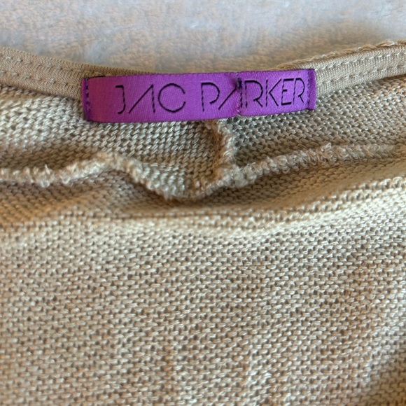 JAC PARKER Ultra Lightweight V-Neck Long Sleeve Sweater in Tan. Women’s Medium - Picture 5 of 6